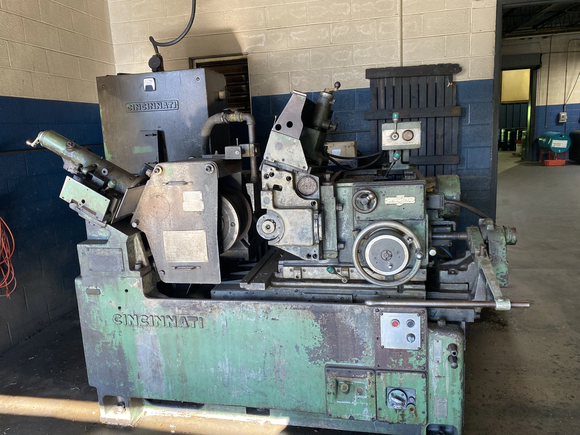 USED CINCINNATI MILACRON 220-8