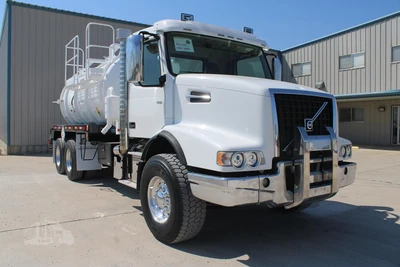 Used 2019 VOLVO VHD64B200 Vacuum Truck Texas US | Roll Off Truck World #1491998
