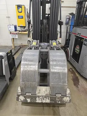 USED CROWN ELECTRIC CLAMP FORKLIFT WITH CASCADE CLAMP