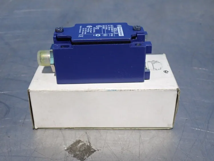 Used TELEMECANIQUE ZCKJ1D Relays & Switches Ohio US | HGR 24 #911943