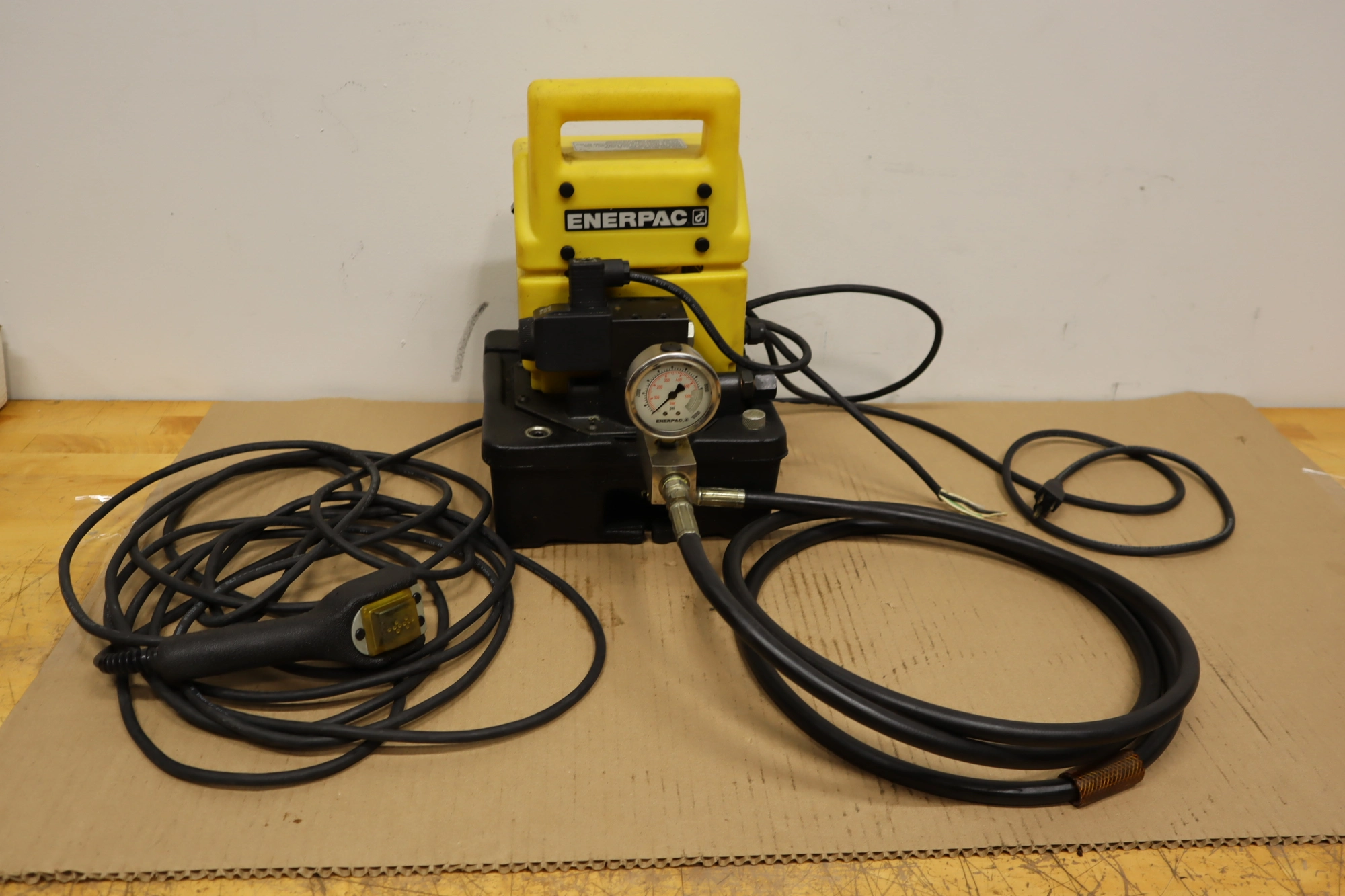 Used ENERPAC PUD1300B Hydraulic Pumps Minnesota US | Machinesused.com #1295553