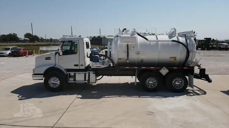 Used 2019 VOLVO VHD64B200 Vacuum Truck Texas US | Roll Off Truck World #1491998