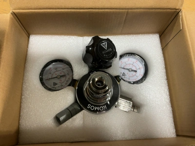Used LOT OF (2) KOMOS D1077 DUAL GAUGE REGULATOR Air Pressure Regulators Michigan US | Miedema Asset Management Group #1761508