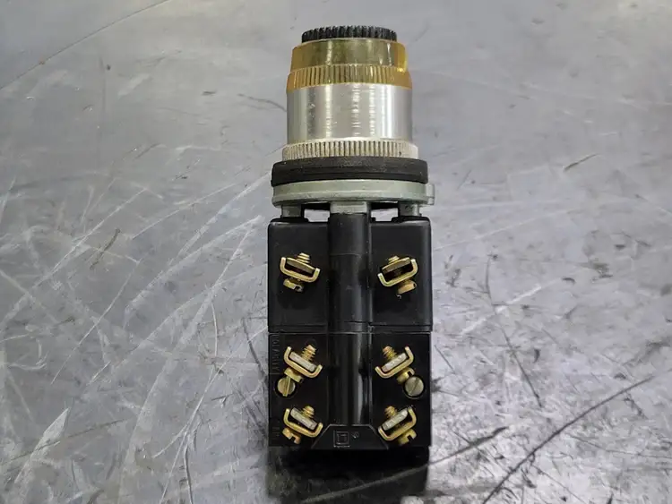 Used SCHNEIDER ELECTRIC 9001KM1 Lighting British Columbia CA | Lenmark #249554