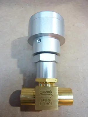 NEW SWAGELOK B-4HK4-10