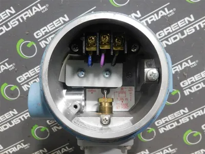 United Electric J120-376 9852 Pressure Switch 15A 480VAC 500 PSI MWP Used