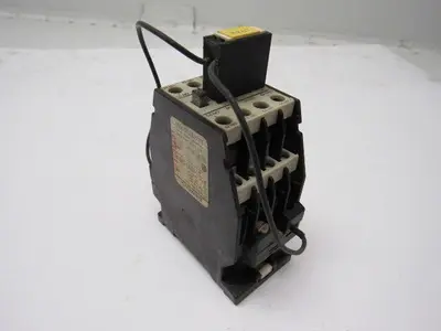 Siemens 3TH8280-0A AC 600V  Contactor 220V Coil 8 N.O. Contacts