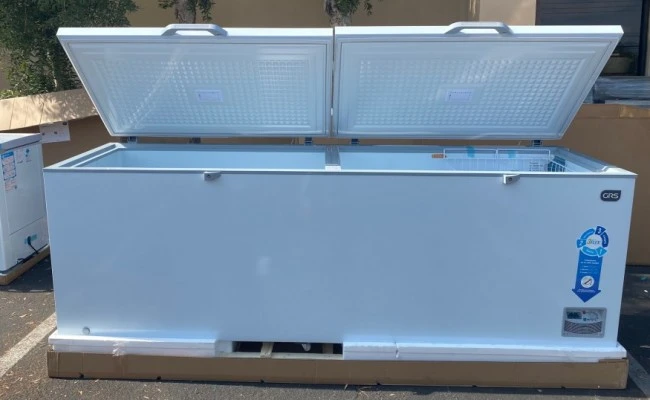 171-0403 98" Solid Top Self Contained Chest Freezer