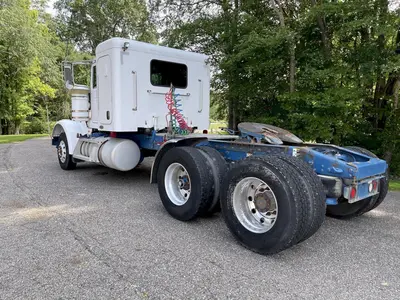 USED 2010 PETERBILT 367 FLAT TOP W/36” SLEEPER