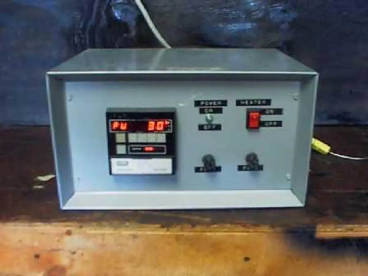 QTY. 1. DORIC THERMOCOUPLE CONTROLLER DC 7000 WITH...