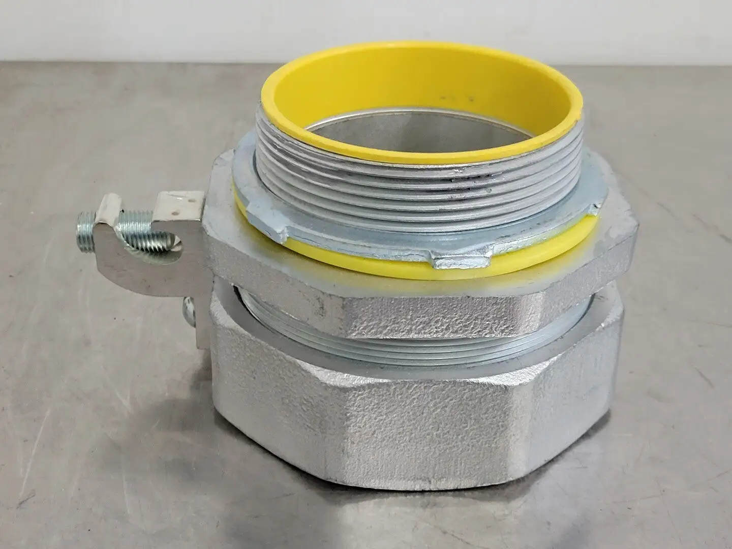 3-1/2" Liquid Tight Conduit Connector with Grounding Lug