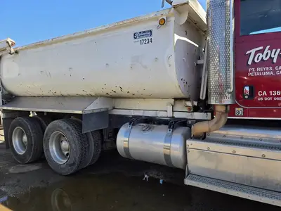 USED 2013 PETERBILT 384