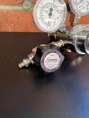 USED HARRIS SPECIALTY KH1096 722C-125-540-BE GAS LAB REGULATOR 3000 PSI
