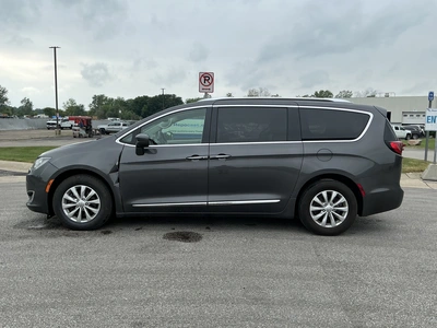 USED 2019 CHRYSLER PACIFICA