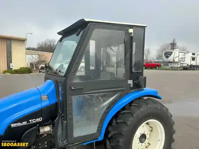 USED 2002 NEW HOLLAND TC40 TRACTOR