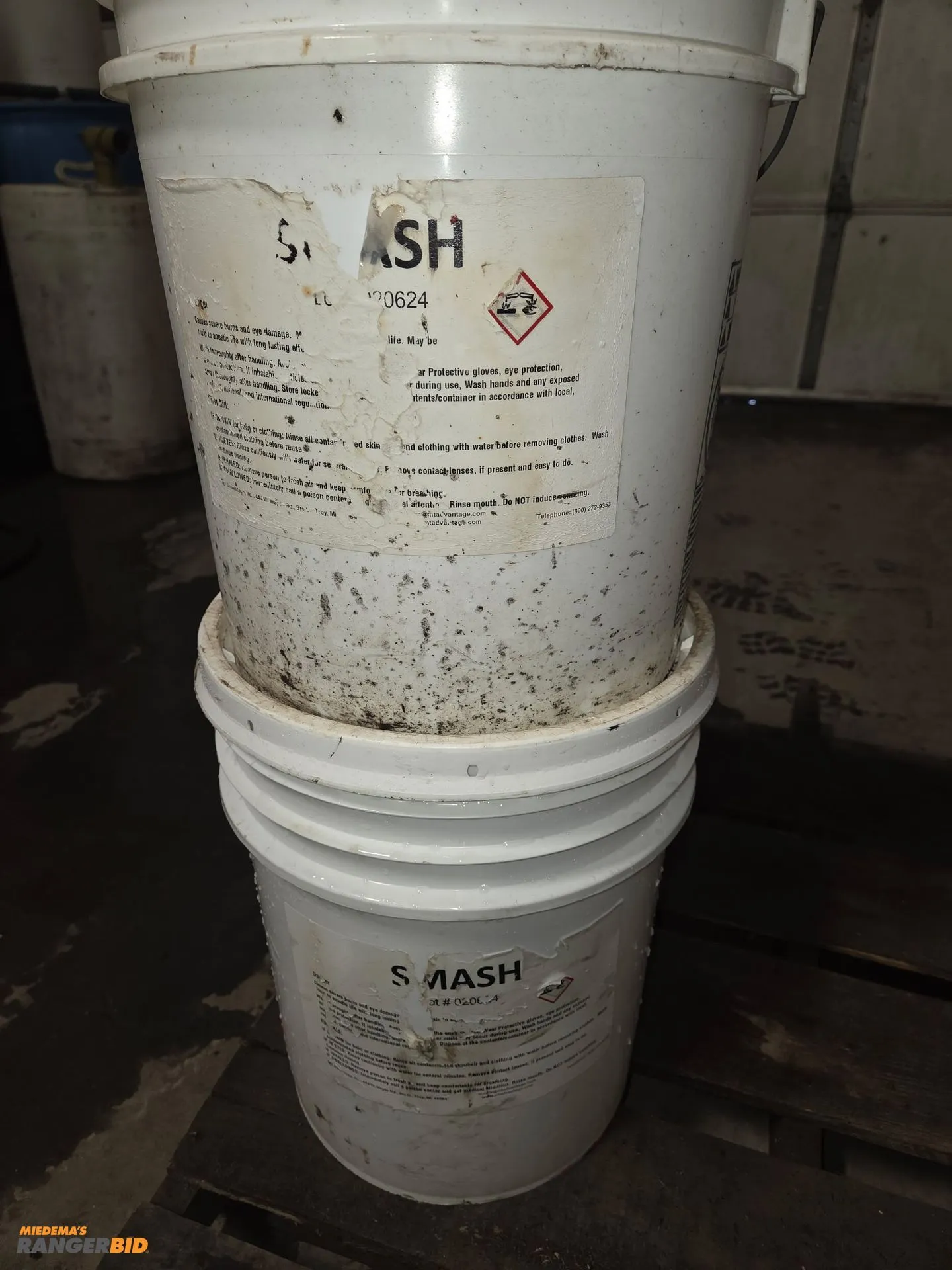 2 5 gallon buckets of Smash heavy duty degreaser