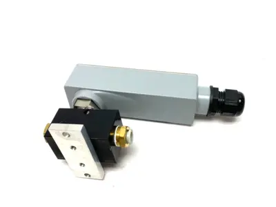 USED DWYER INDUSTRIAL PRESSURE TRANSMITTER W/ MRA-2DC MANIFOLD