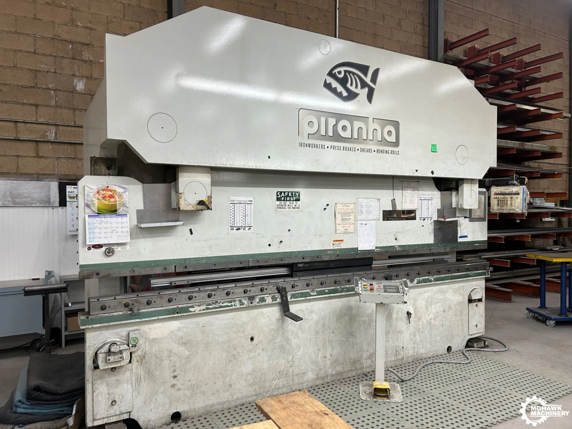 14' PIRANHA ”350-14” 350 TON CNC HYDRAULIC PRESS BRAKE w/AUTOMEC CONTROLS & GENERATION II PEDESTAL CONTROL STAND