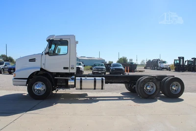 Used 2014 VOLVO VHD64B200 Cab Chassis trucks Texas US | Roll Off Truck World #1491961