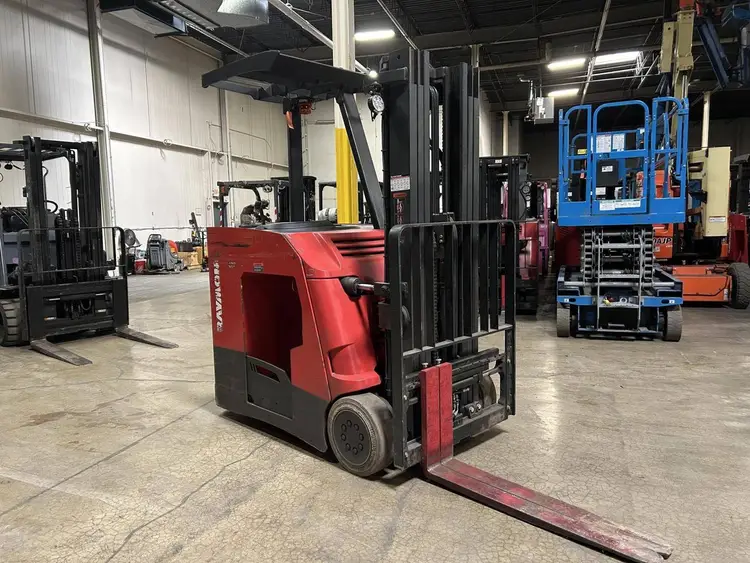 Used RAYMOND 425C30TT 3-Wheel Stand up Electric Counterbalance Forklifts Illinois US | Somerset Equipment Sales #1546207