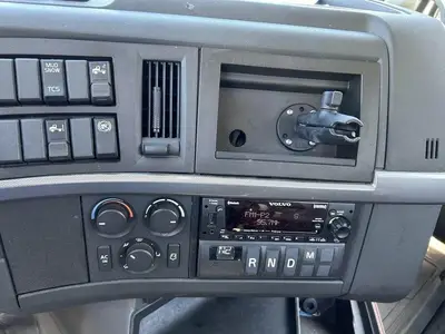 USED 2022 VOLVO VNR42T300