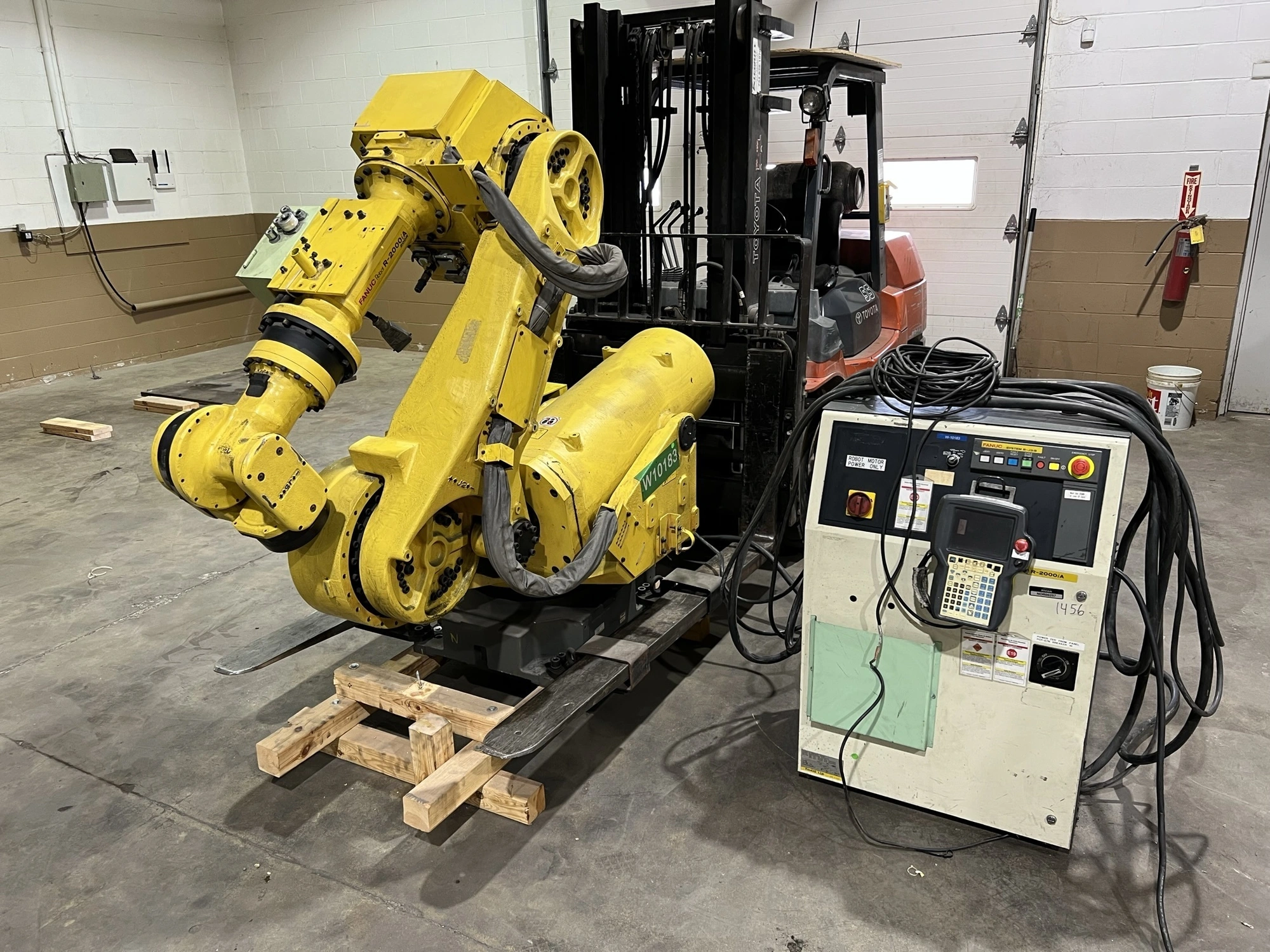 USED 2004 FANUC R2000iA/200R