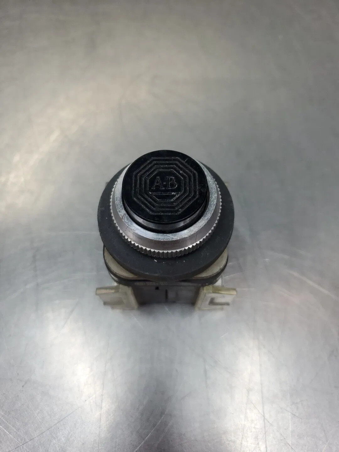 ALLEN BRADLEY 800T-B2 SER B BLACK PUSHBUTTON SWITCH. 4D-8