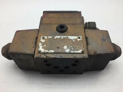 Eaton Vickers DG 4S4LW 012C B 60 Hydraulic Directional Control Valve