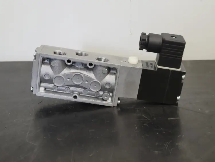 Used LENMARK INDUSTRIES 4F310-10 Valves/Fittings British Columbia CA | Lenmark #257728