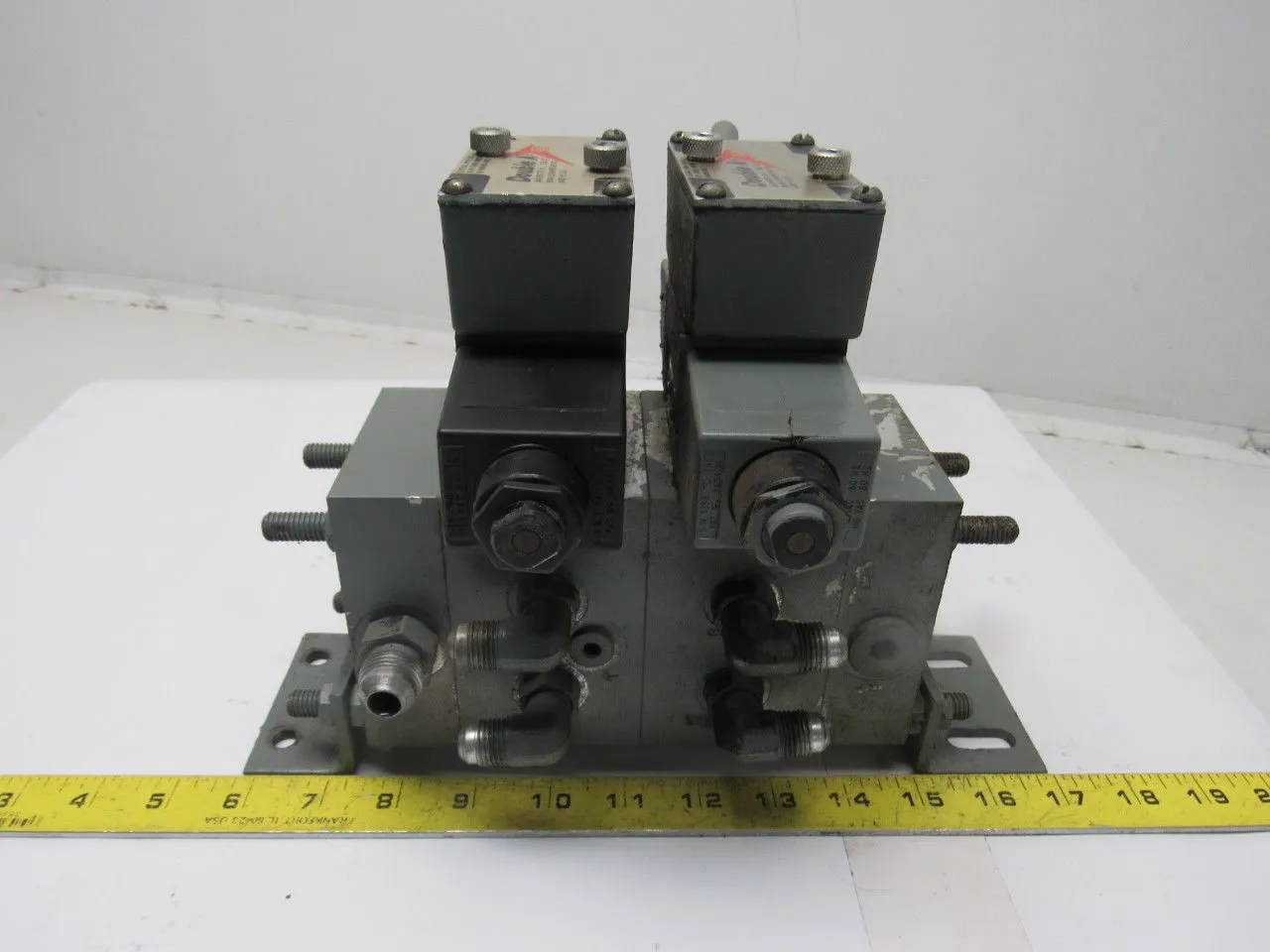 Double A QG-005-C-165B1-TSP 2 Pos Spring Offset Solenoid Valves Manifold 110V