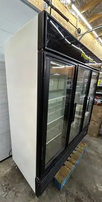 True GDM-72 3 door glass commercial Refrigerated  Merchandiser Refurbished
