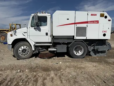 USED 2005 FREIGHTLINER FL70