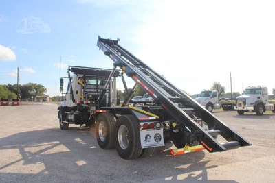 New | in-Stock 2027 FREIGHTLINER 114SD PLUS Rolloff Trucks Texas US | Roll Off Truck World #1507657