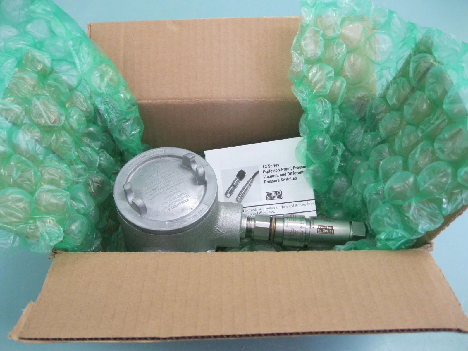 1/2" United Electric Controls 12 Series Explosion Proof Pressure Switch NEW G17