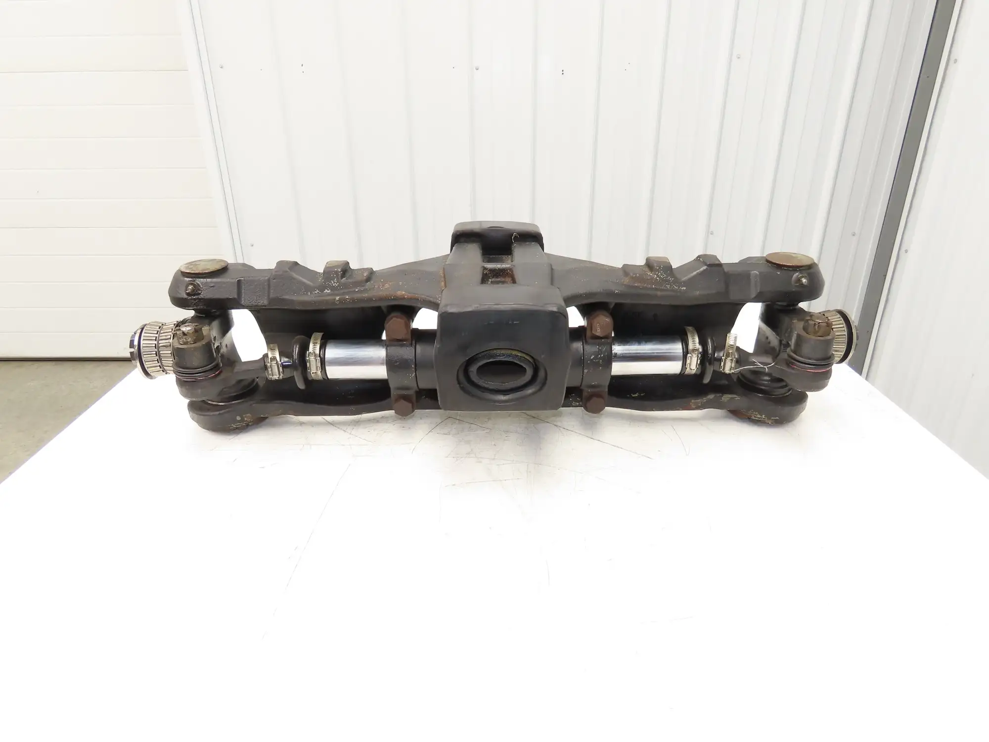 Hyster E60Z-33 Electric Forklift Rear Axle Dual Hydraulic Steering Assembly