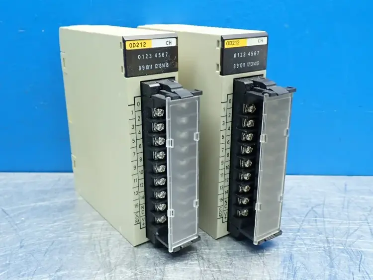 Used OMRON C200HOD212 Input / Output Modules | HGR 24 #733520