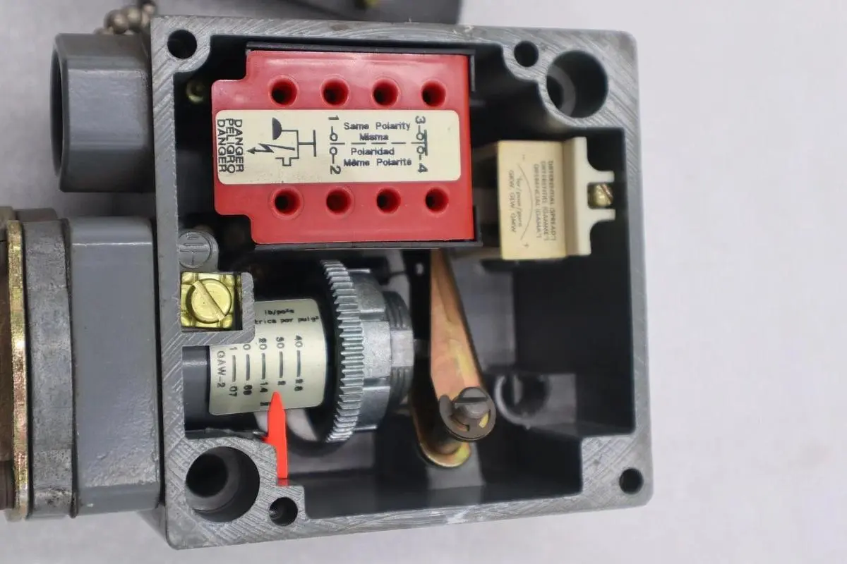 NEW OPEN BOX SQUARE D 9012 GAW-5 SER C PRESSURE SWITCH STOCK 5495