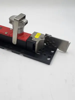 USED FORTRESS INTERLOCKS FORTRESS INTERLOCK ITEM # 00289364 / PT # TI2T7EKL7ST401MPB1 ON FORTRESS BASE MP-22 0-B
