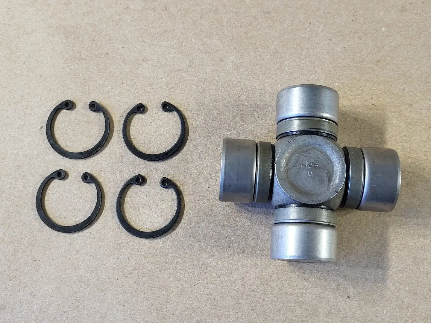 Front Shaft U-Joint 832942