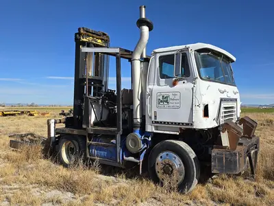 International Truck w/ Hay Squeeze