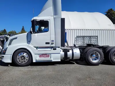 USED 2017 VOLVO VNL64T300