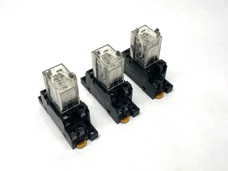 Used OMRON RELAY 24VDC 10A W/ SOCKET BASE 240V 15A LOT OF 3 Relays & Switches Michigan US | Maverick Industrial Sales #1089368