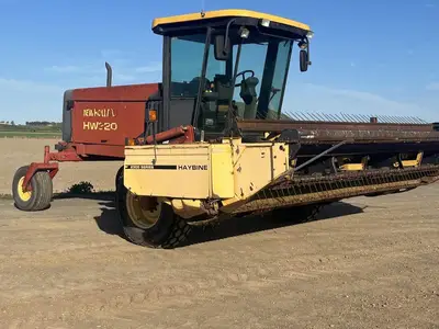 USED 1997 NEW HOLLAND HW320