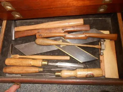8283-385 ANTIQUE WOODWORKERS WOOD TOOL BOX WITH TOOLS