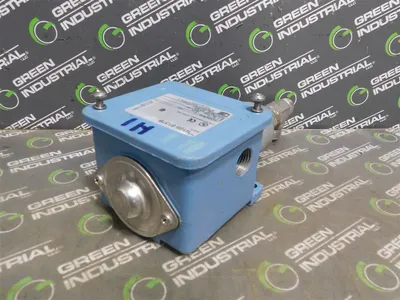 United Electric H105-S137B Pressure Switch 15A 480VAC 2 to 80 "wc Used
