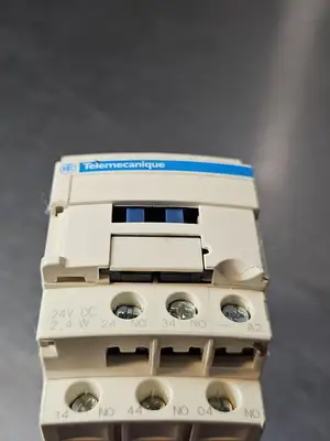Telemecanique CAD50BL Control Relay 600vac 24vdc (BIN453)