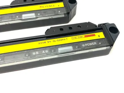 USED KEYENCE FLAT TYPE LIGHT CURTAIN SET, 20-BEAM AXES, RECEIVER & TRANSMIT.
