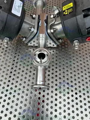 USED 2 ITT PURE FLO ADVANTAGE 4 - WAY DIAPHRAGM VALVE W/ 1" SANITARY FITTING