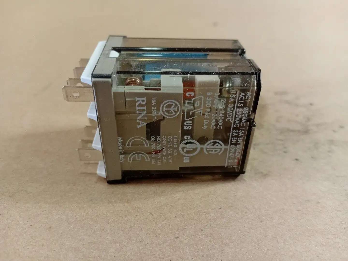 NEW ALLEN-BRADLEY 700-HB32Z24
