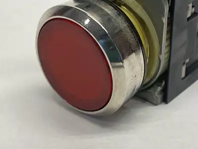 USED SIEMENS 22MM ILLUMINATED PUSHBUTTON RED W/ 3SU1510-0AA10-0AA0